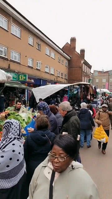 伦敦当地的菜市场,各种蔬果,各种日用百货